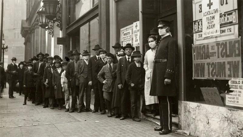 1918年，旧金山蒙哥马利街，人们排队领取流感口罩，以避免西班牙流感的传播