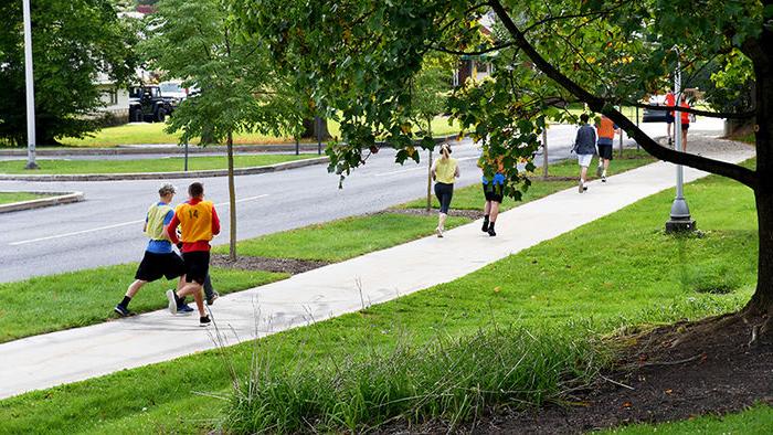 运动机能学的学生在校校外跑步
