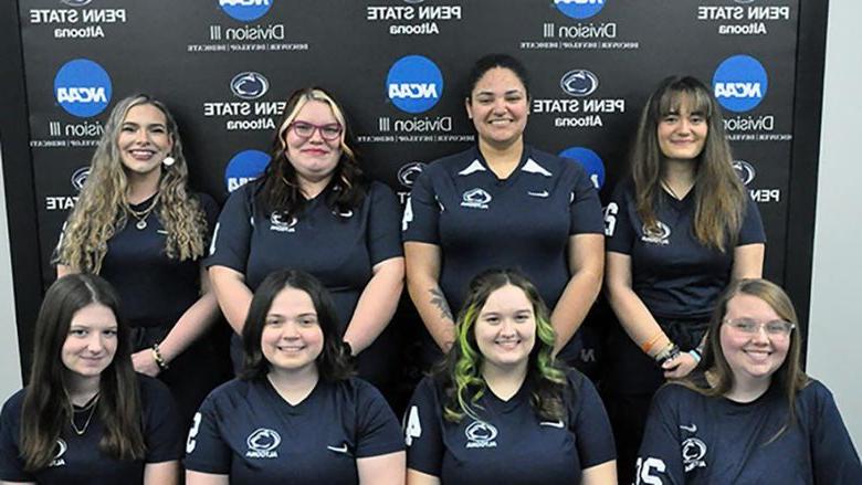 Penn State 阿尔图纳's women's bowling team