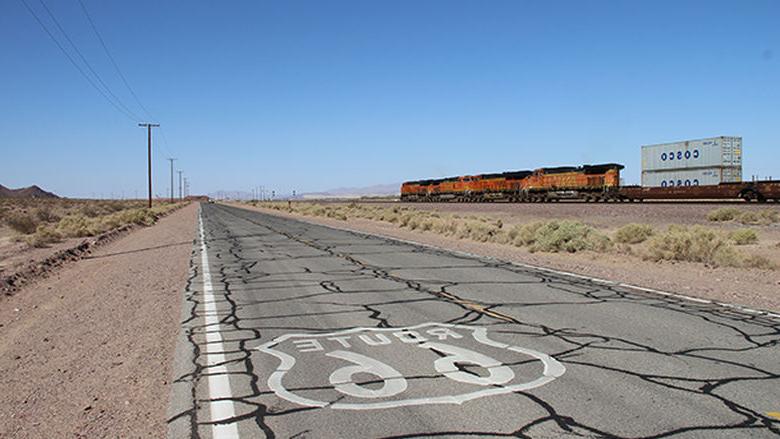 美国66号公路的照片，背景是铁路