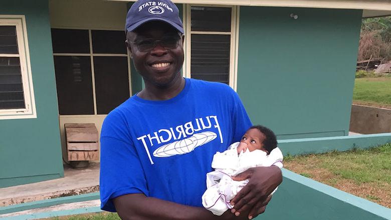 科菲·阿杜和一个来自拯救我们生命孤儿院的婴儿