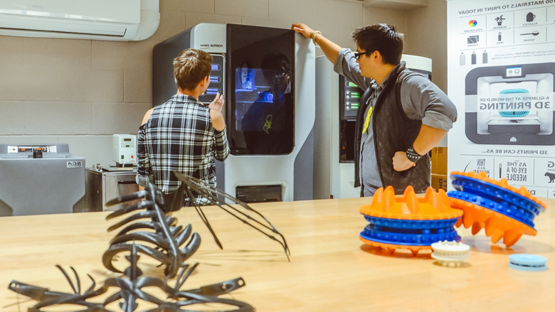 学生们在实验室等待3D打印模型完成
