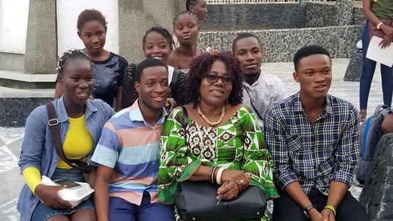 7月23日，蒙罗维亚，一群学生与两位导师和帕特里夏·贾贝·韦斯利(Patricia Jabbeh Wesley)在闭幕课程后合影, 利比里亚.