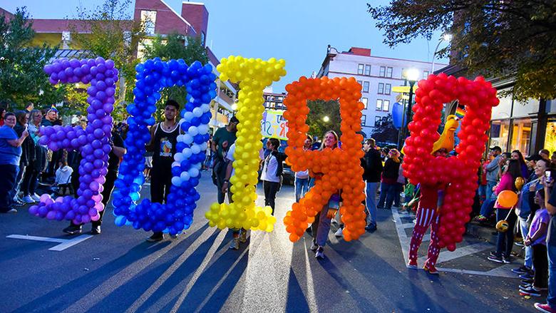 在十大网投平台信誉排行榜阿尔图纳骄傲游行中，学生们举着拼写Pride的气球