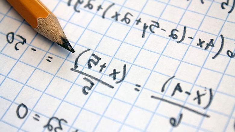 用铅笔写有数学问题的纸.